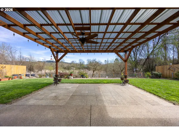 a view of a backyard