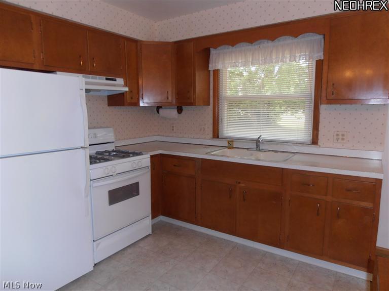 1248 Blanchester Road Lyndhurst, OH 44124 - Photo 3 of 11 Plenty of working space in this kitchen