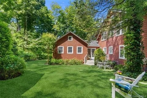 $1,899,000 | 42 Hillcrest Avenue, Roslyn, NY 11576