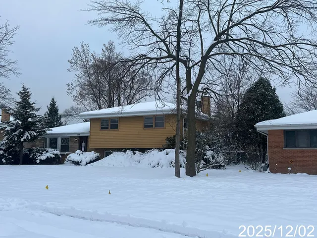 front view of house with a yard