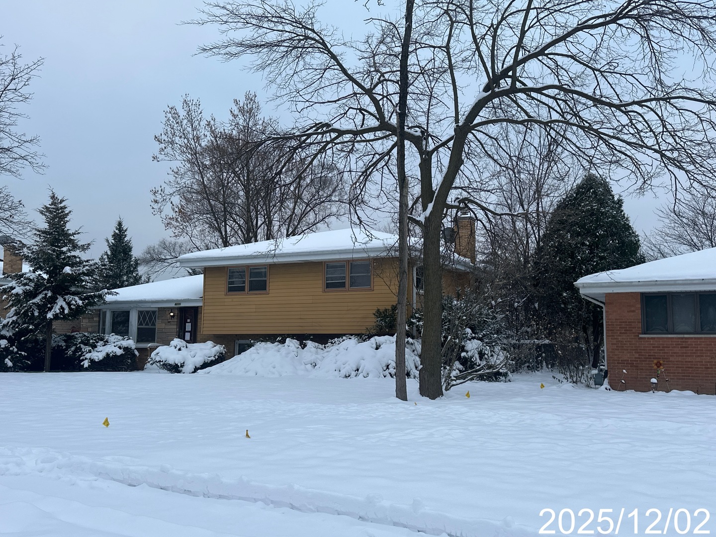 9276 North Western Avenue Des Plaines, IL 60016 - Photo 2 of 18 front view of house with a yard