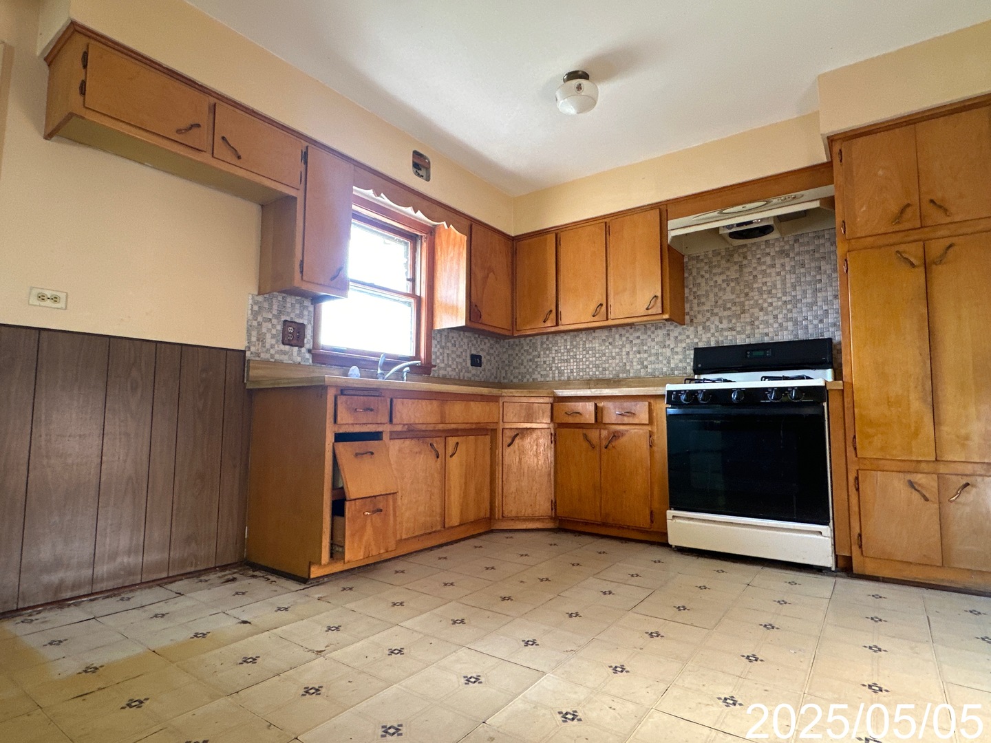 9276 North Western Avenue Des Plaines, IL 60016 - Photo 8 of 18 a kitchen with stainless steel appliances granite countertop a stove a sink and a microwave