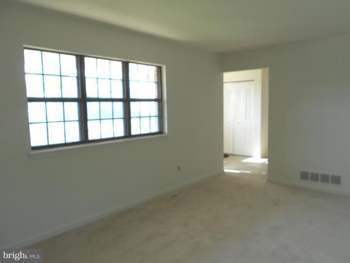 44 Valley Forge Road New Castle, DE 19720 - Photo 3 of 19 Living Room