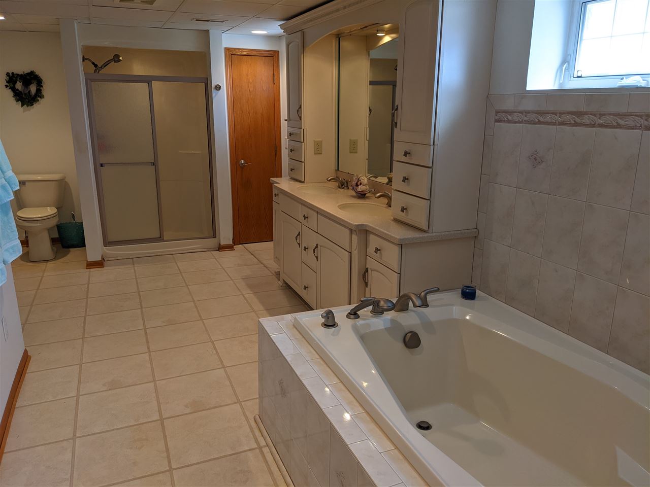 1947 Baintree Road Lake Summerset, IL 61019 - Photo 24 of 53 a bathroom with a bathtub and a sink