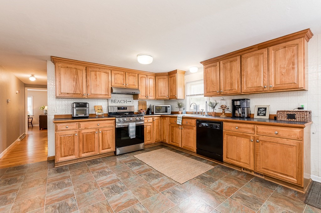 77 Swifts Beach Road Wareham, MA 02571 - Photo 5 of 21 Gallery Image 5