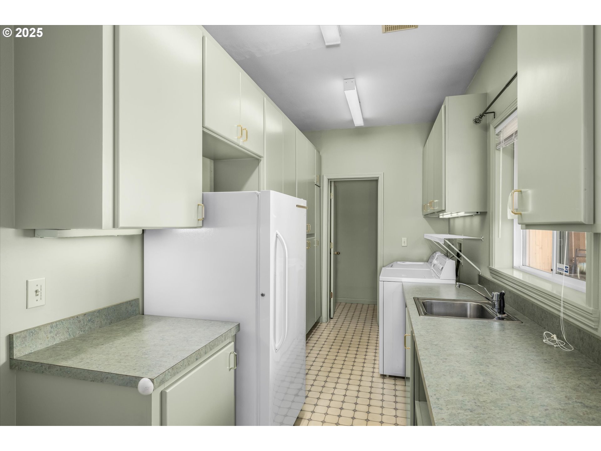 4324 Forsythia Street Springfield, OR 97478 - Photo 17 of 47 Laundry