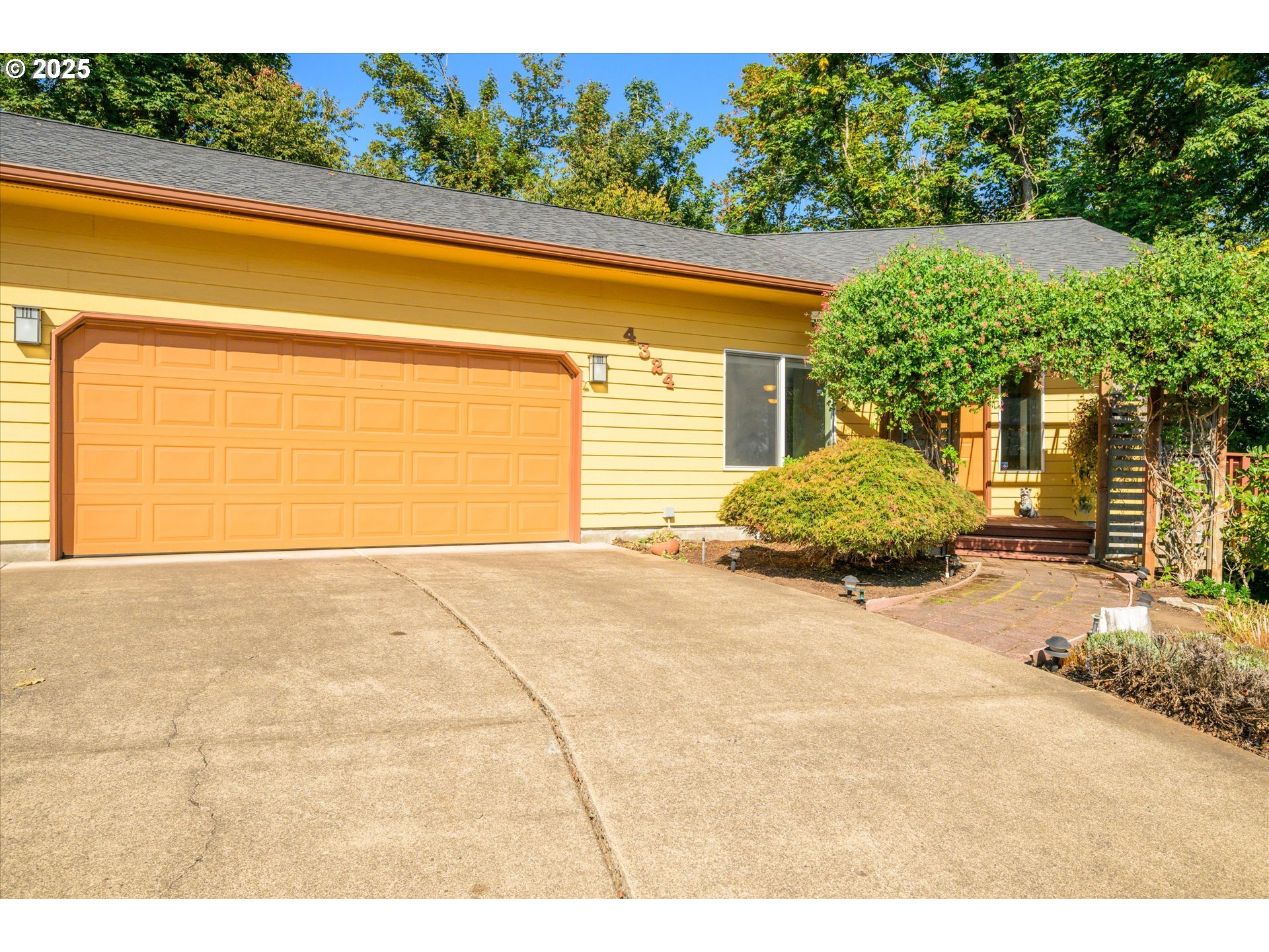 4324 Forsythia Street Springfield, OR 97478 - Photo 2 of 47