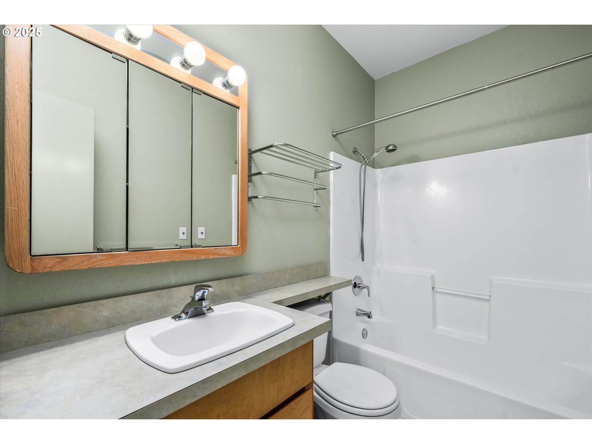 4324 Forsythia Street Springfield, OR 97478 - Photo 25 of 47 Bathroom