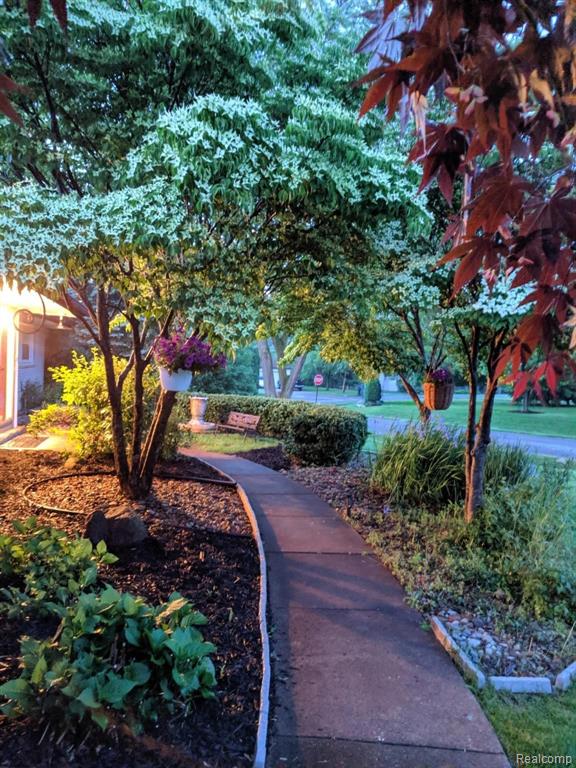 33640 Lyncroft Street Farmington Hills, MI 48331 - Photo 2 of 26