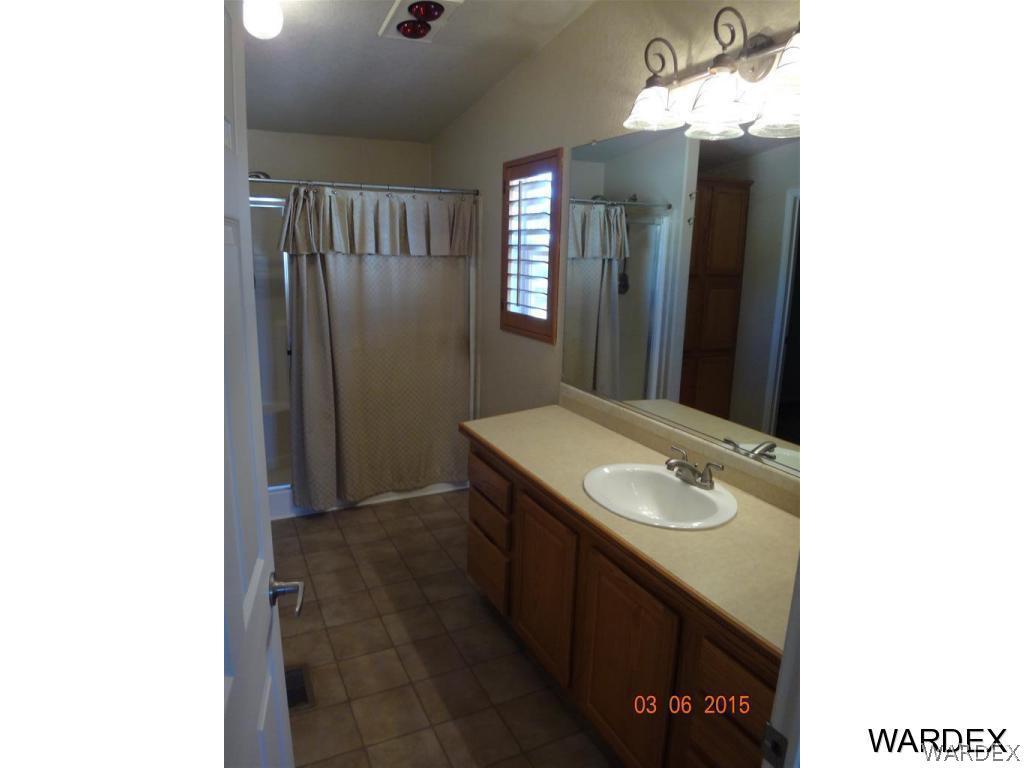 4065 North Shadow Road Kingman, AZ 86409 - Photo 22 of 28 master bathroom