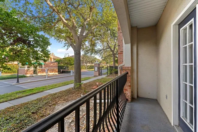 a picture of a very nice looking hallway