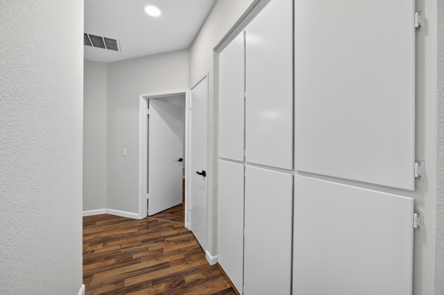 9365 Laguna Pointe Way Elk Grove, CA 95758 - Photo 14 of 24 a view of a hallway