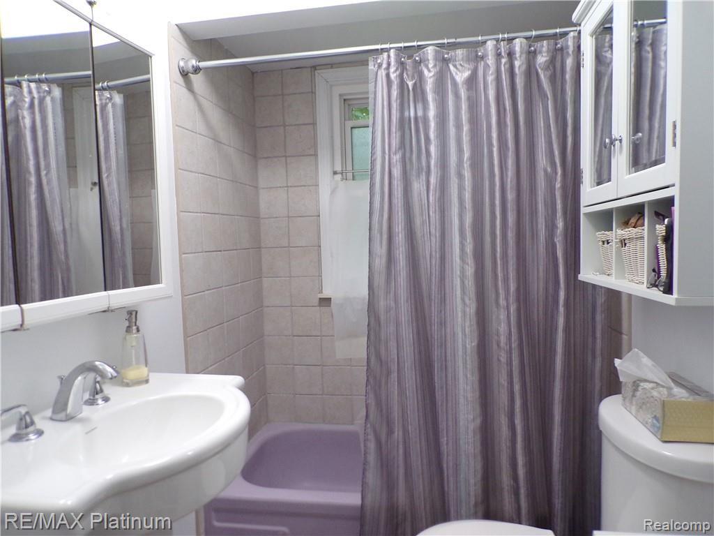 1436 Booth Street Howell, MI 48843 - Photo 9 of 17 Full Bath