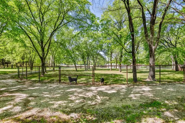 $825,000 | 100 Shawnee Trail West, Whitesboro, TX 76273