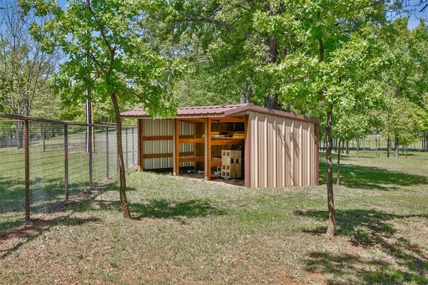 $825,000 | 100 Shawnee Trail West, Whitesboro, TX 76273