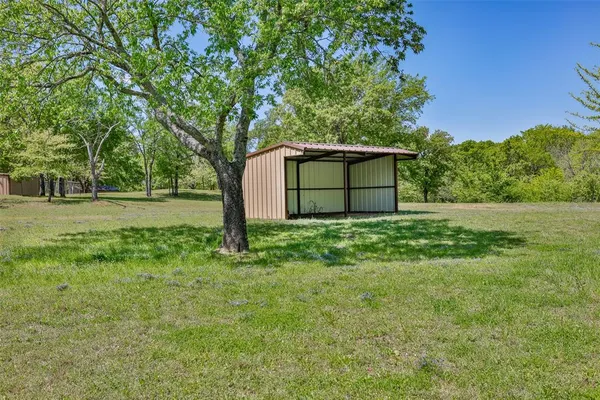 $825,000 | 100 Shawnee Trail West, Whitesboro, TX 76273