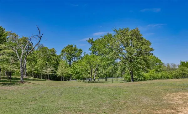 $825,000 | 100 Shawnee Trail West, Whitesboro, TX 76273