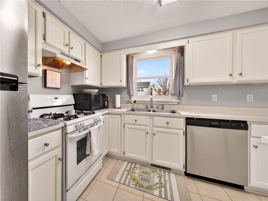 152 Fawn Lane Webster, NY 14580 - Photo 12 of 30 Kitchen provides excellent counter/Storage