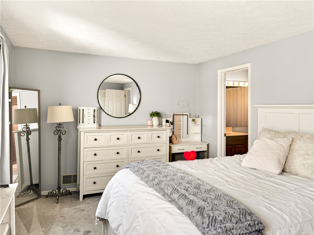 152 Fawn Lane Webster, NY 14580 - Photo 17 of 30 Principle Bedroom w/ private full bath
