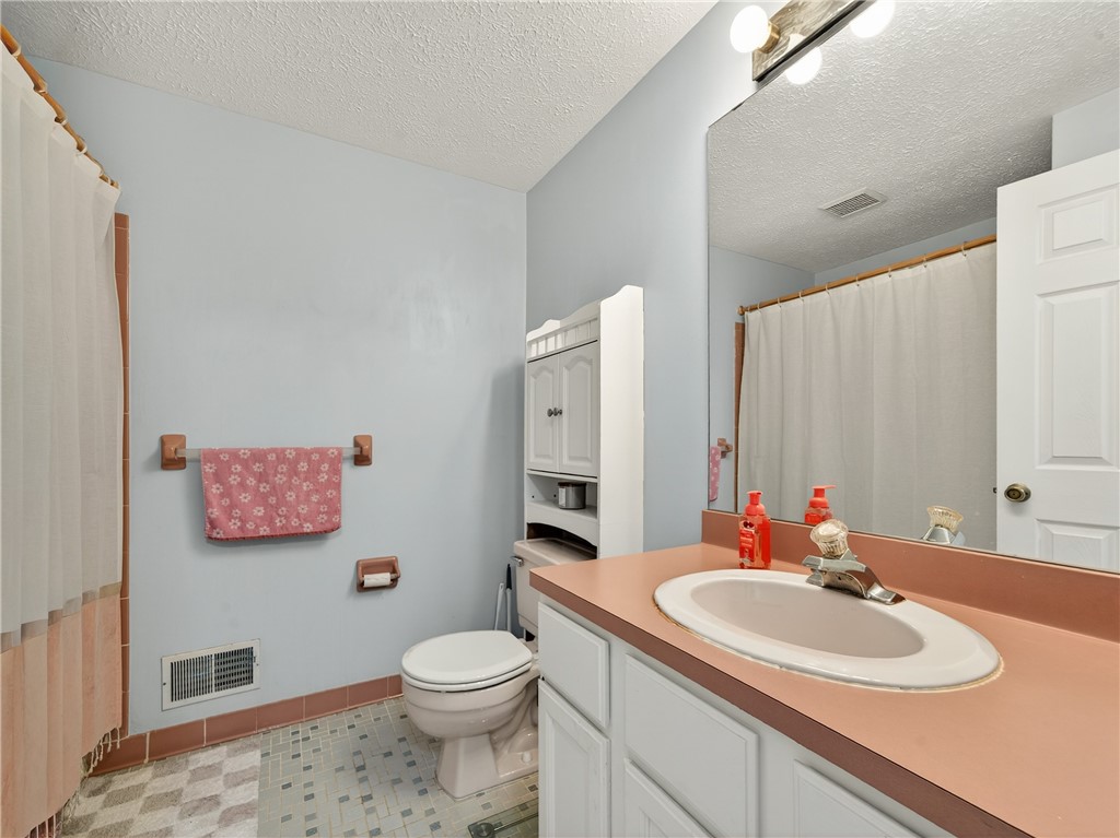 152 Fawn Lane Webster, NY 14580 - Photo 23 of 30 Main 2nd floor bath