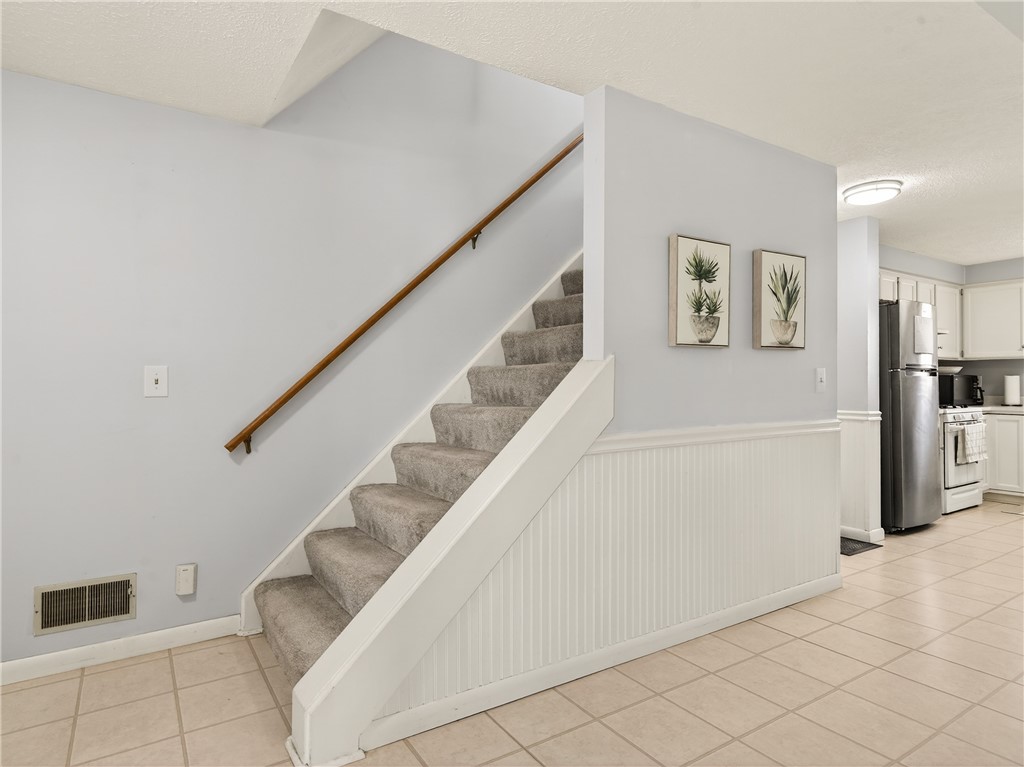 152 Fawn Lane Webster, NY 14580 - Photo 3 of 30 Stars to the upper level and hall to kitchen