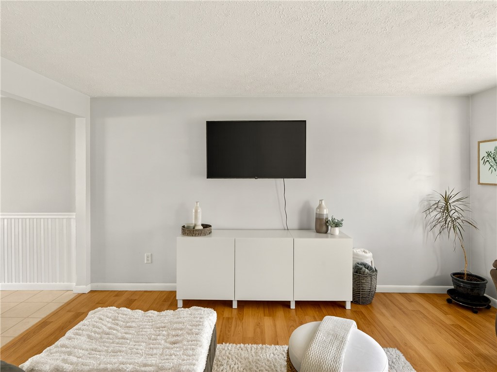 152 Fawn Lane Webster, NY 14580 - Photo 4 of 30 Living Room