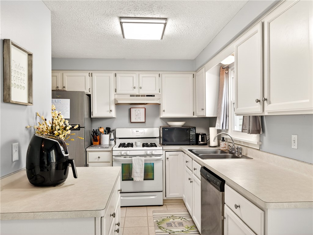 152 Fawn Lane Webster, NY 14580 - Photo 9 of 30 Kitchen from Dining Room