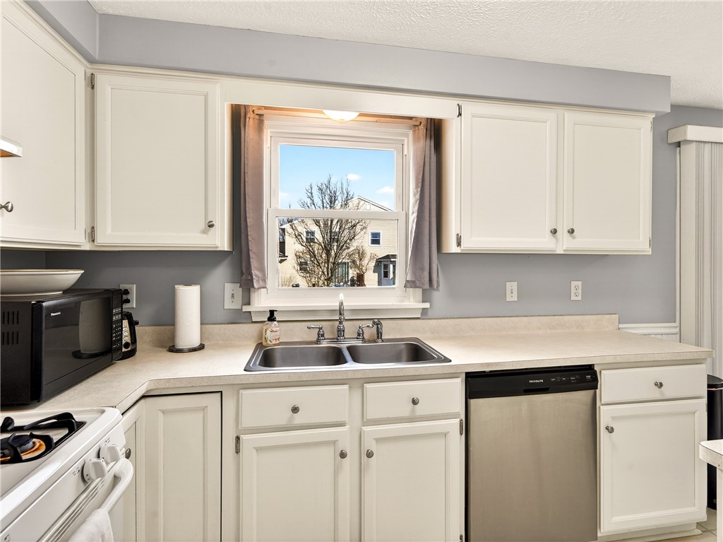 152 Fawn Lane Webster, NY 14580 - Photo 10 of 30 Kitchen