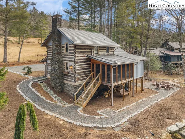 a view of a house with backyard
