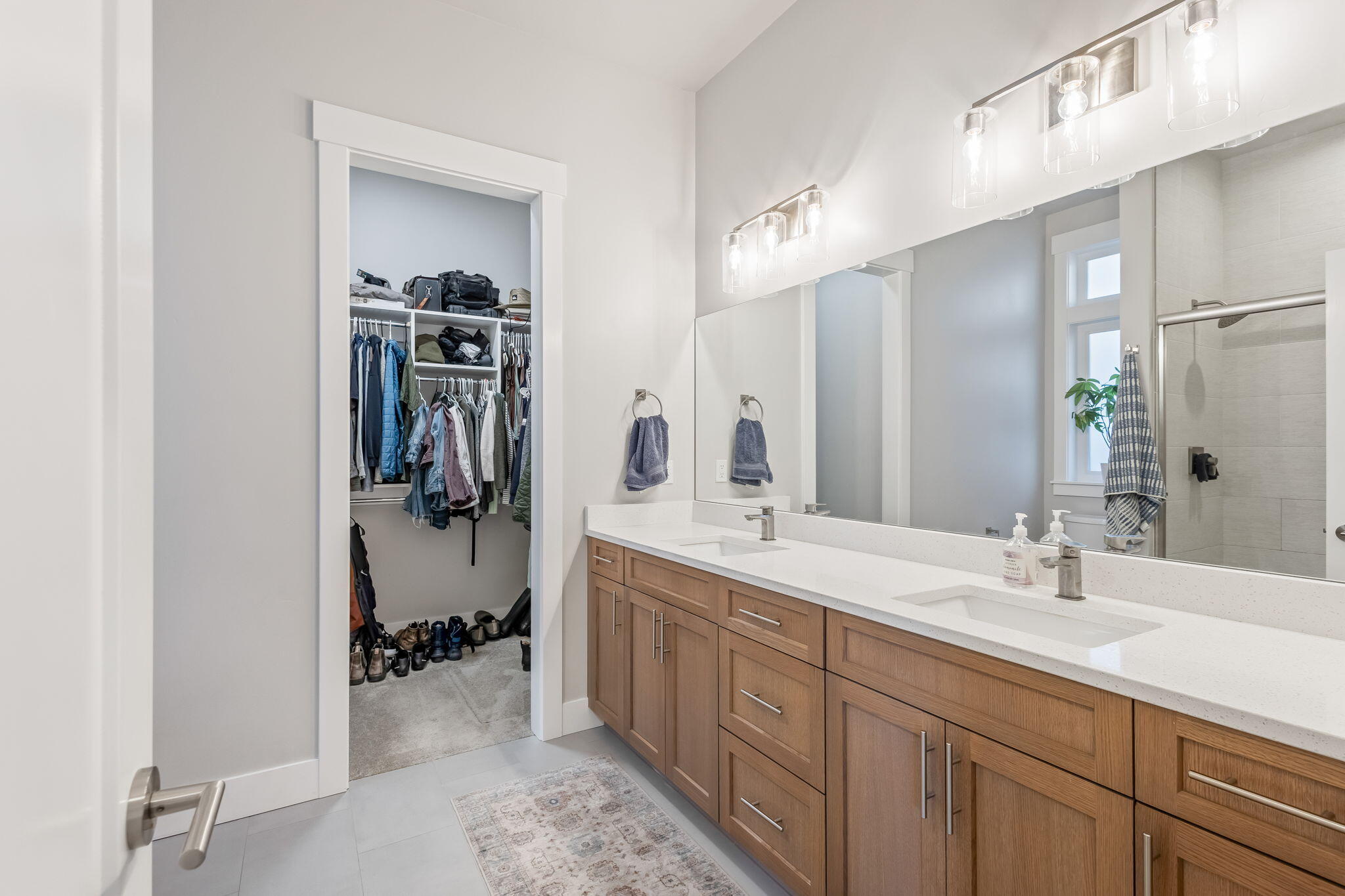 20446 Murphy Road Bend, OR 97702 - Photo 20 of 39 Primary bathroom with double vanity and walk in closet