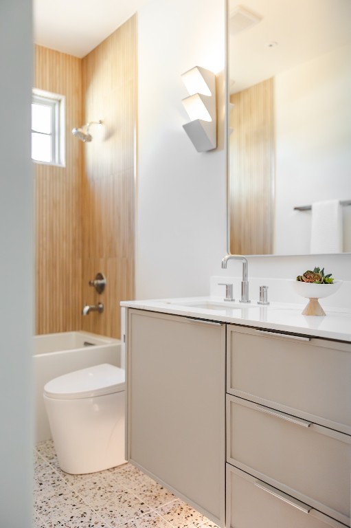 1802 Overhill Drive, Unit A Austin, TX 78721 - Photo 25 of 37 Secondary hallway full bathroom.