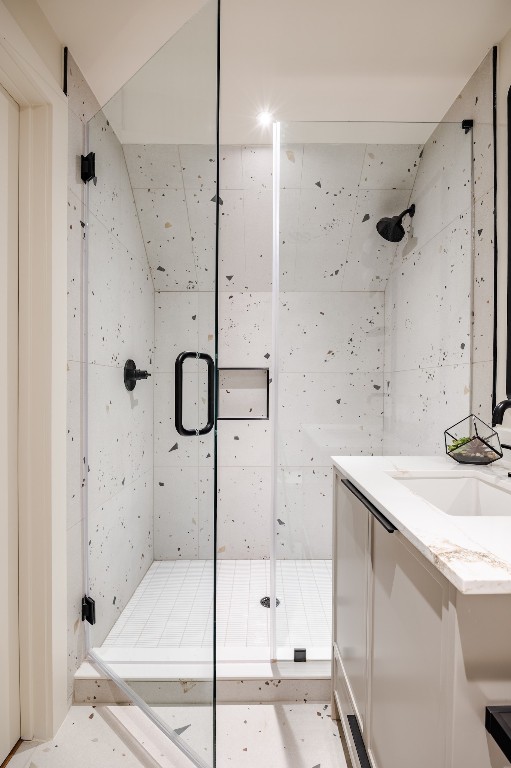 1802 Overhill Drive, Unit A Austin, TX 78721 - Photo 29 of 37 Third floor full bathroom.