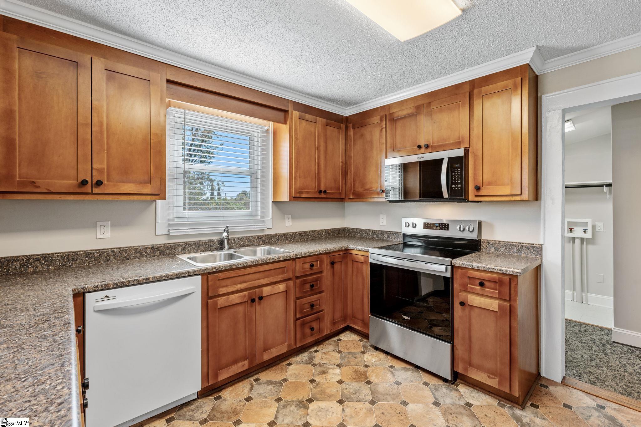 401 Gordon St Extension Greenville, SC 29611 - Photo 13 of 39