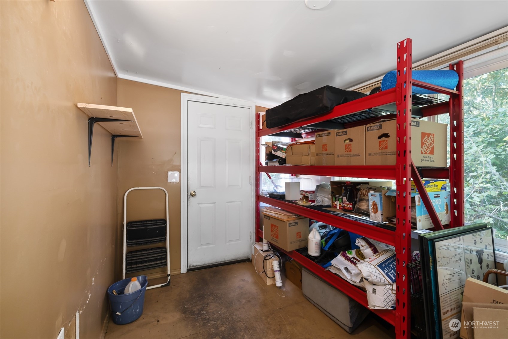 4982 Happy Valley Road Sequim, WA 98382 - Photo 25 of 40 a room that has a bed and a window