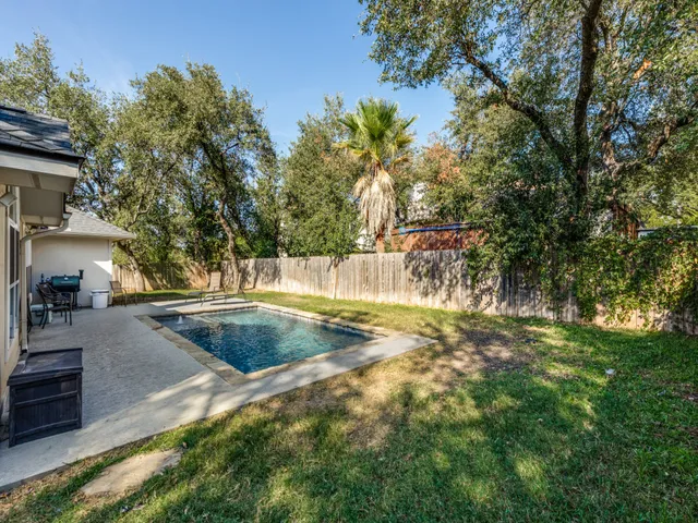 a view of a backyard