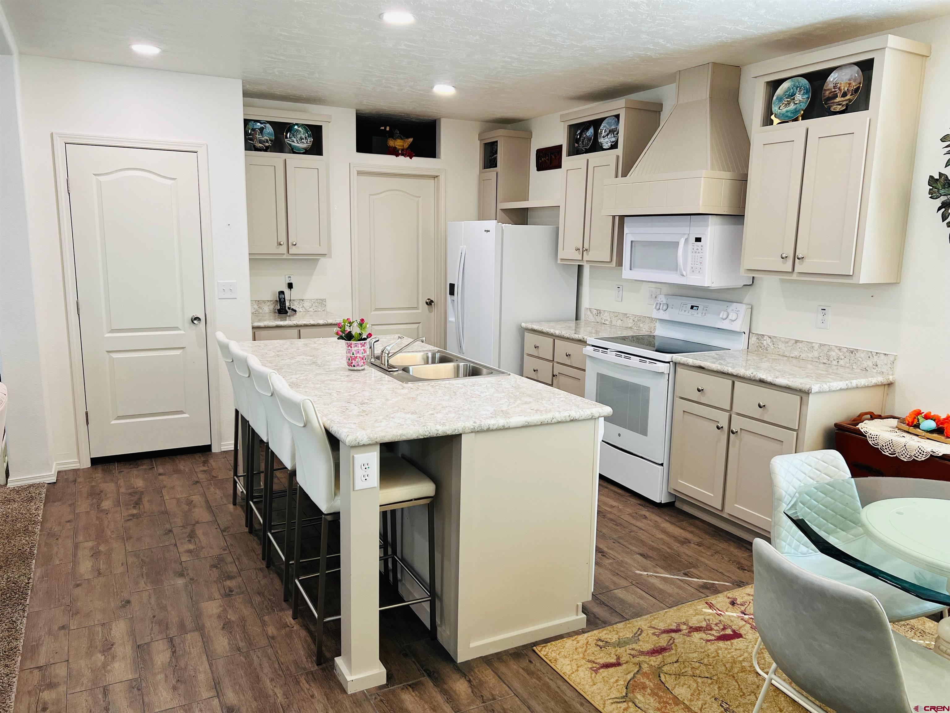 901 6530 Road, Unit 3211 Montrose, CO 81401 - Photo 10 of 34 a kitchen with a sink stove and cabinets