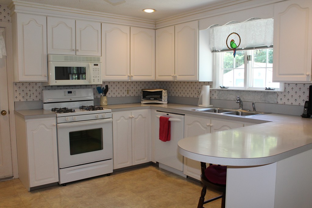 91 Dr Braley Road Freetown, MA 02717 - Photo 5 of 30 Gallery Image 5