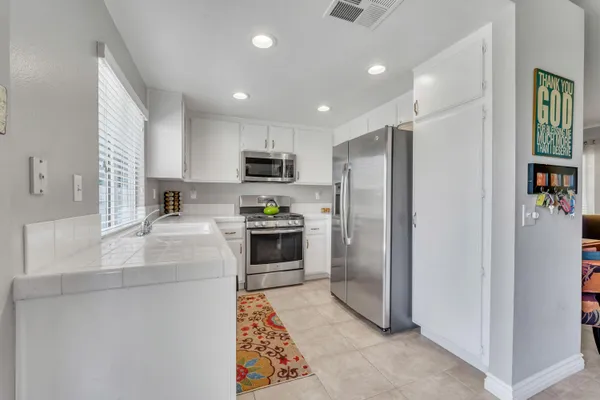 $2,995 | 2815 Minford Street, Lancaster, CA 93536