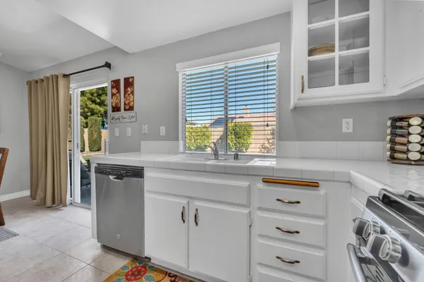 $2,995 | 2815 Minford Street, Lancaster, CA 93536