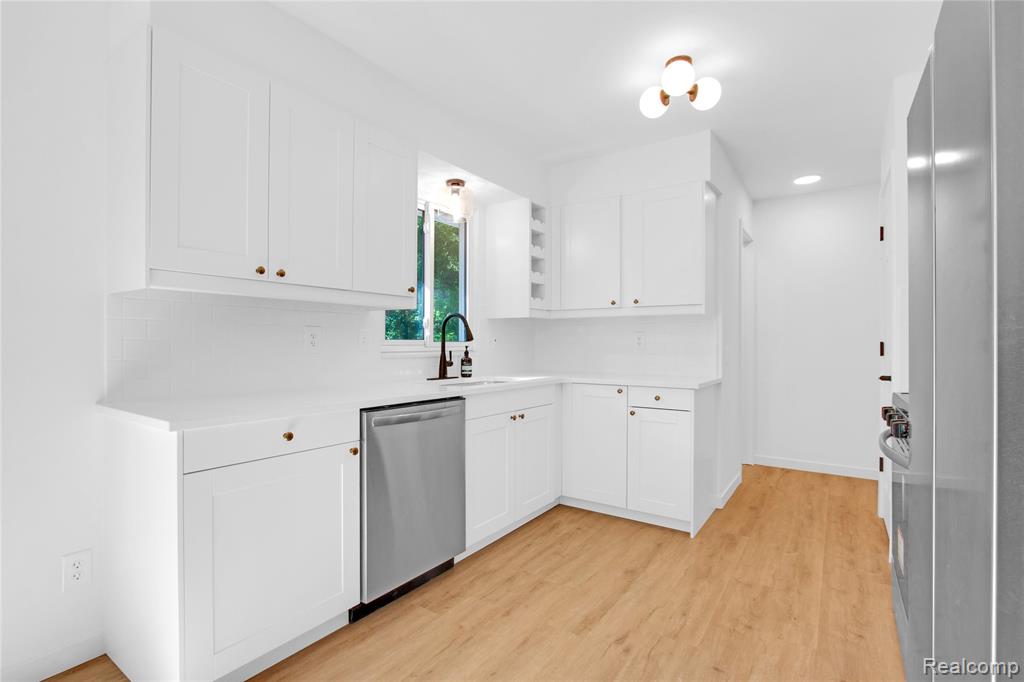 21423 Gill Road Farmington Hills, MI 48335 - Photo 8 of 32