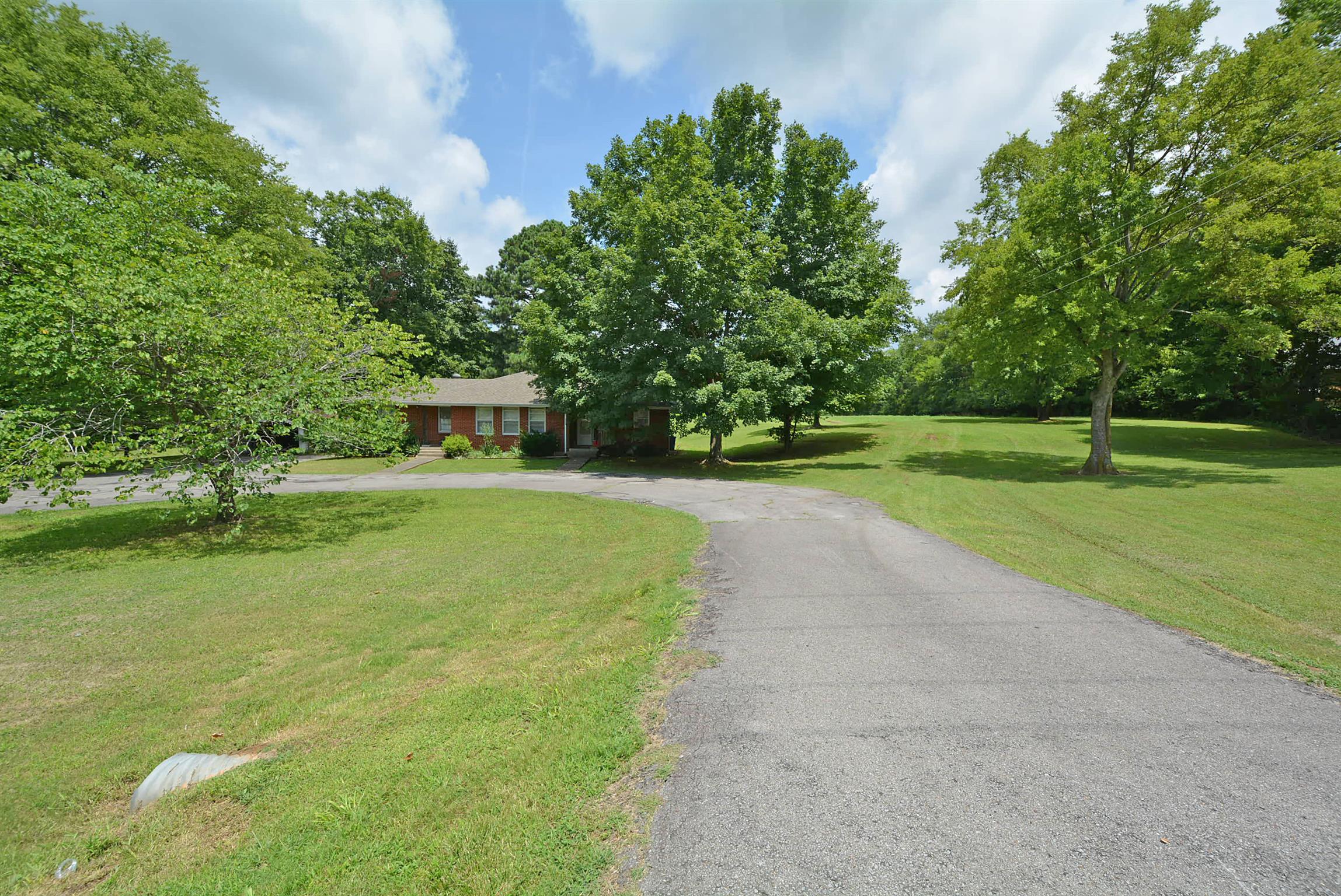 961 Dover Road Clarksville, TN 37042 - Photo 2 of 5 Close to shopping and dining.