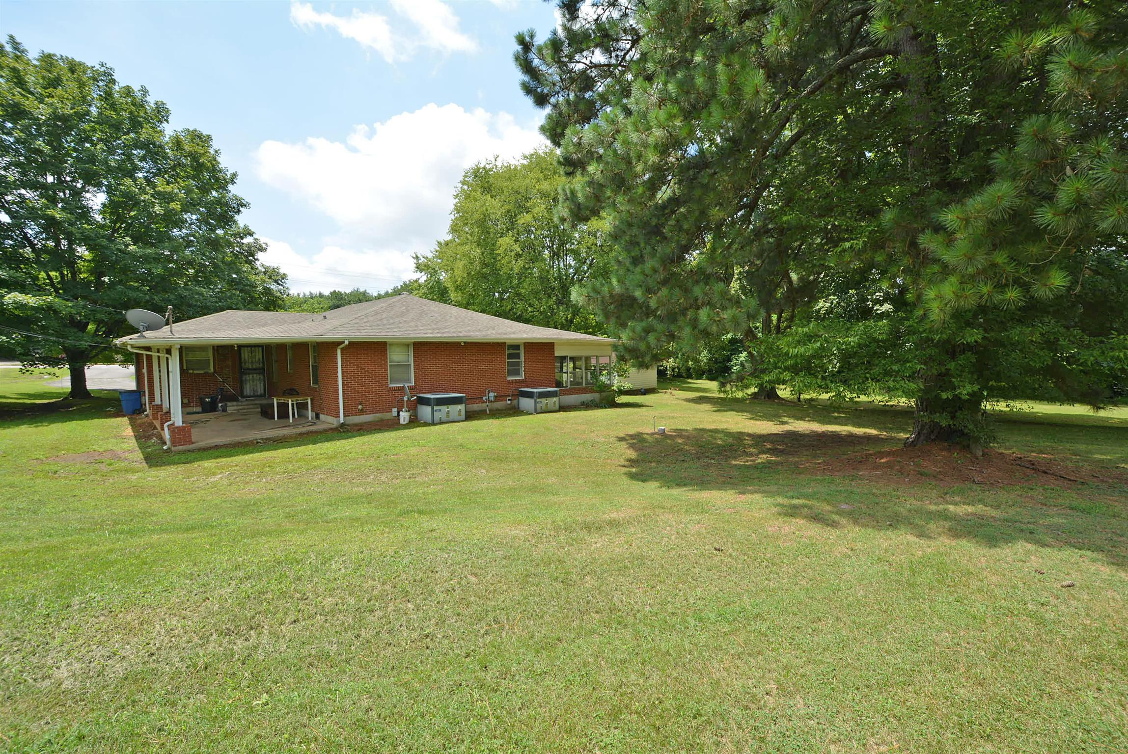 961 Dover Road Clarksville, TN 37042 - Photo 3 of 5 Screened in porch