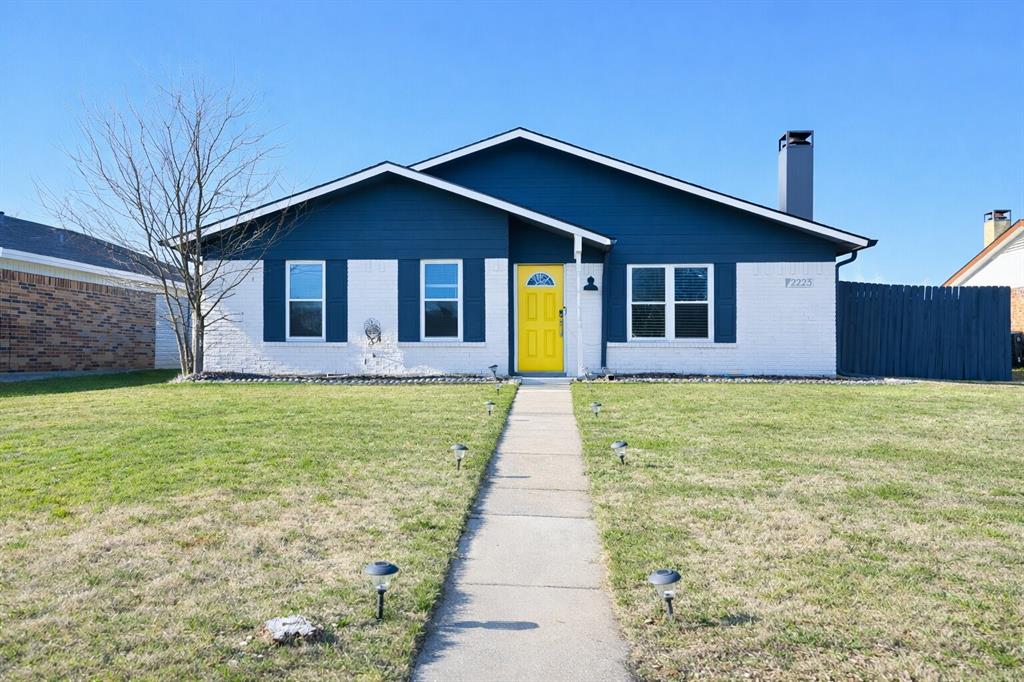 a front view of house with yard