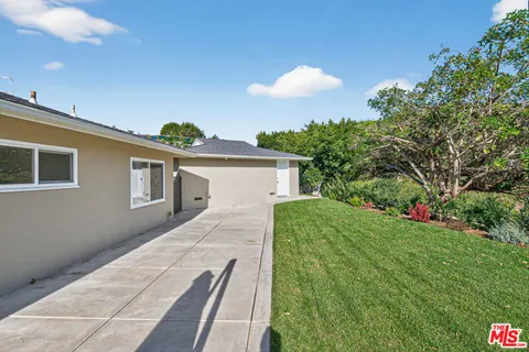 $9,700 | 1122 El Medio Avenue, Pacific Palisades, CA 90272