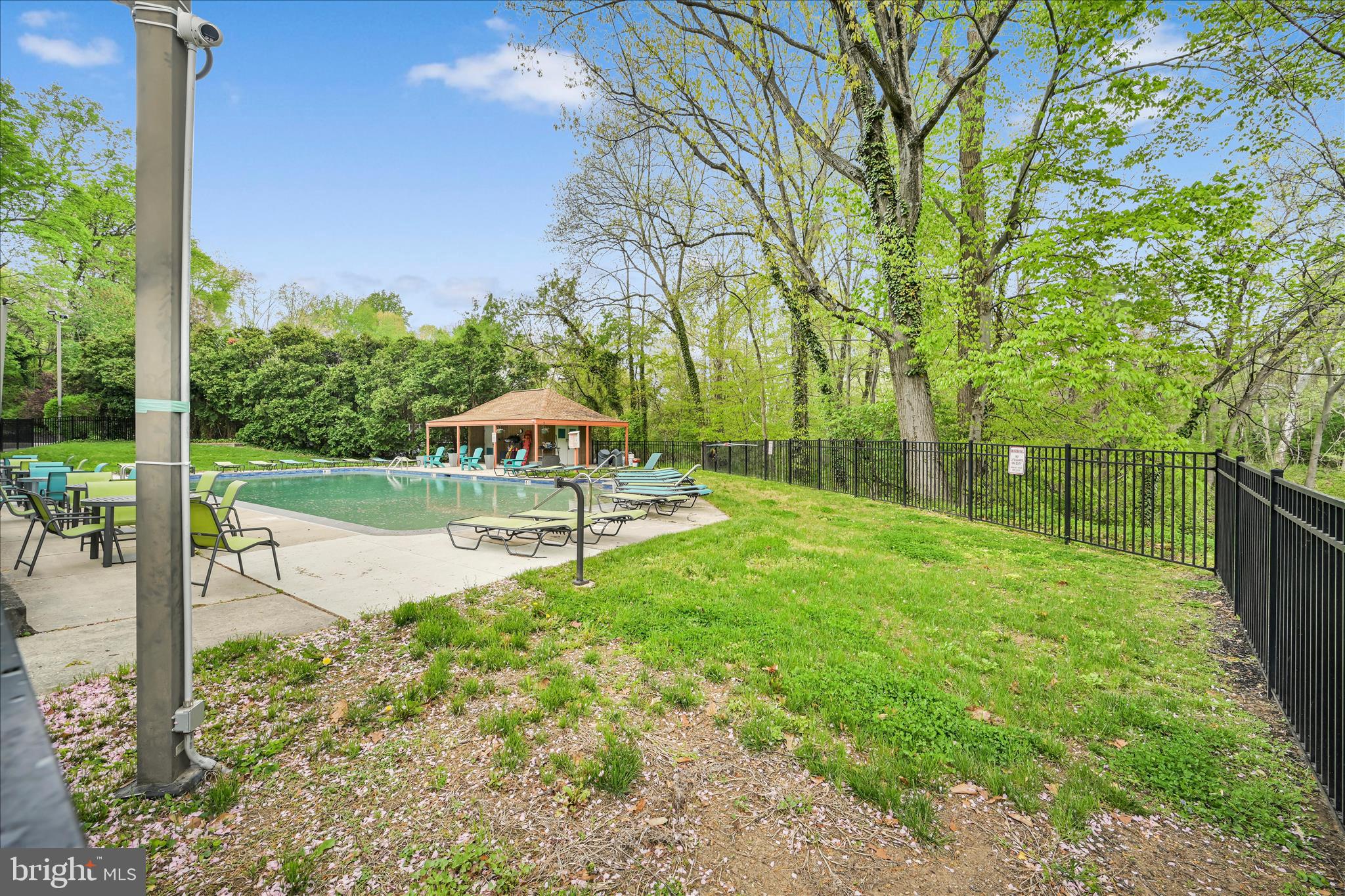 800 Avondale Road, Unit 6P Wallingford, PA 19086 - Photo 27 of 27 a backyard of a house with table and chairs