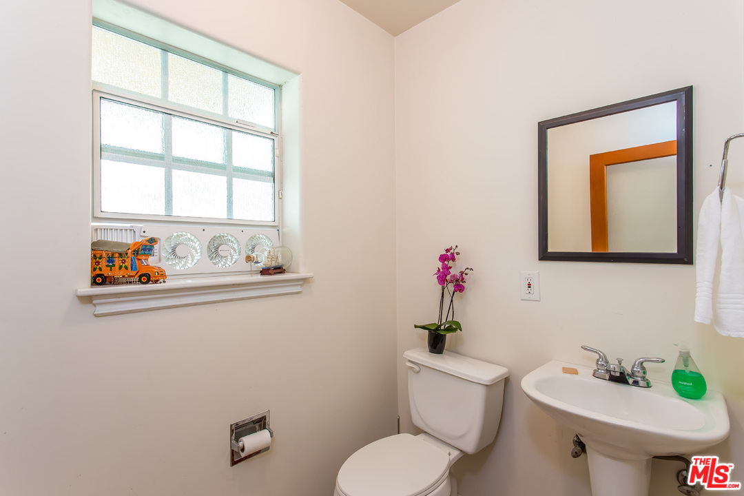 12643 Collins Street Valley Village, CA 91607 - Photo 29 of 34