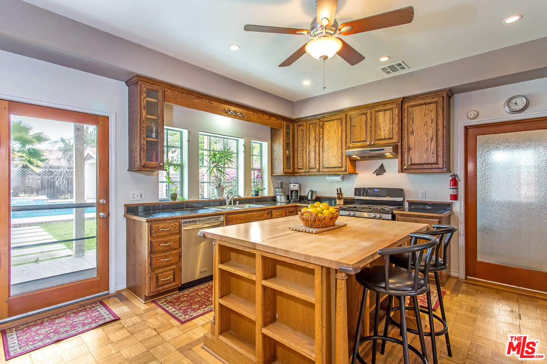 12643 Collins Street Valley Village, CA 91607 - Photo 7 of 34