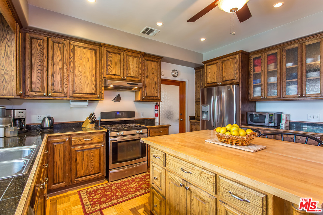 12643 Collins Street Valley Village, CA 91607 - Photo 9 of 34