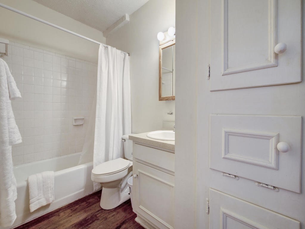 4539 Guadalupe Street, Unit A207 Austin, TX 78751 - Photo 26 of 31 a bathroom with a toilet a sink and bathtub