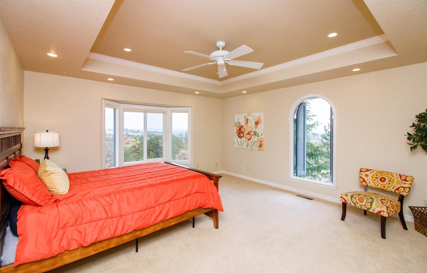 3800 Walker Creek Road Central Point, OR 97502 - Photo 14 of 35 Main level master bedroom